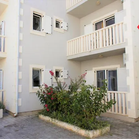 Lena Brac Appartement *