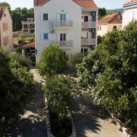 Lena Brac Appartement Mirce